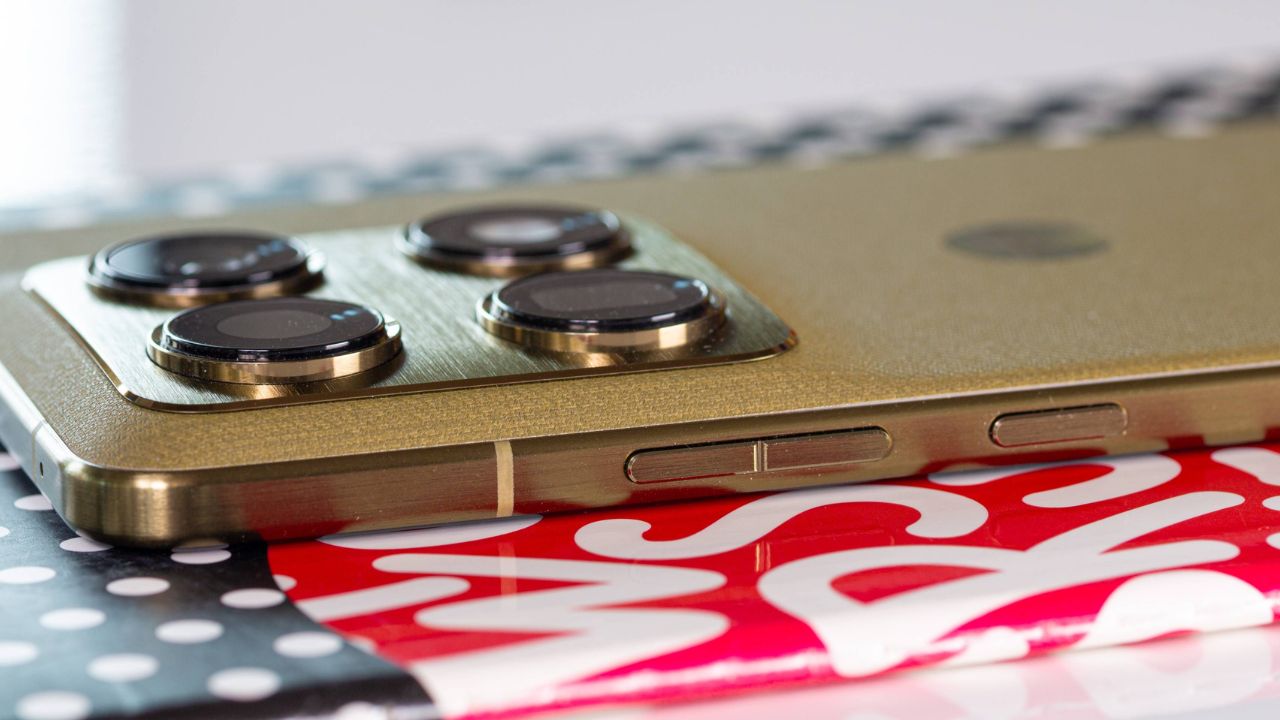 Mở hộp và trên tay motorola Signature: Mỏng nhẹ, Snapdragon 8 Gen 5