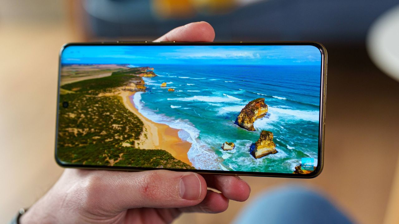 Mở hộp và trên tay motorola Signature: Mỏng nhẹ, Snapdragon 8 Gen 5