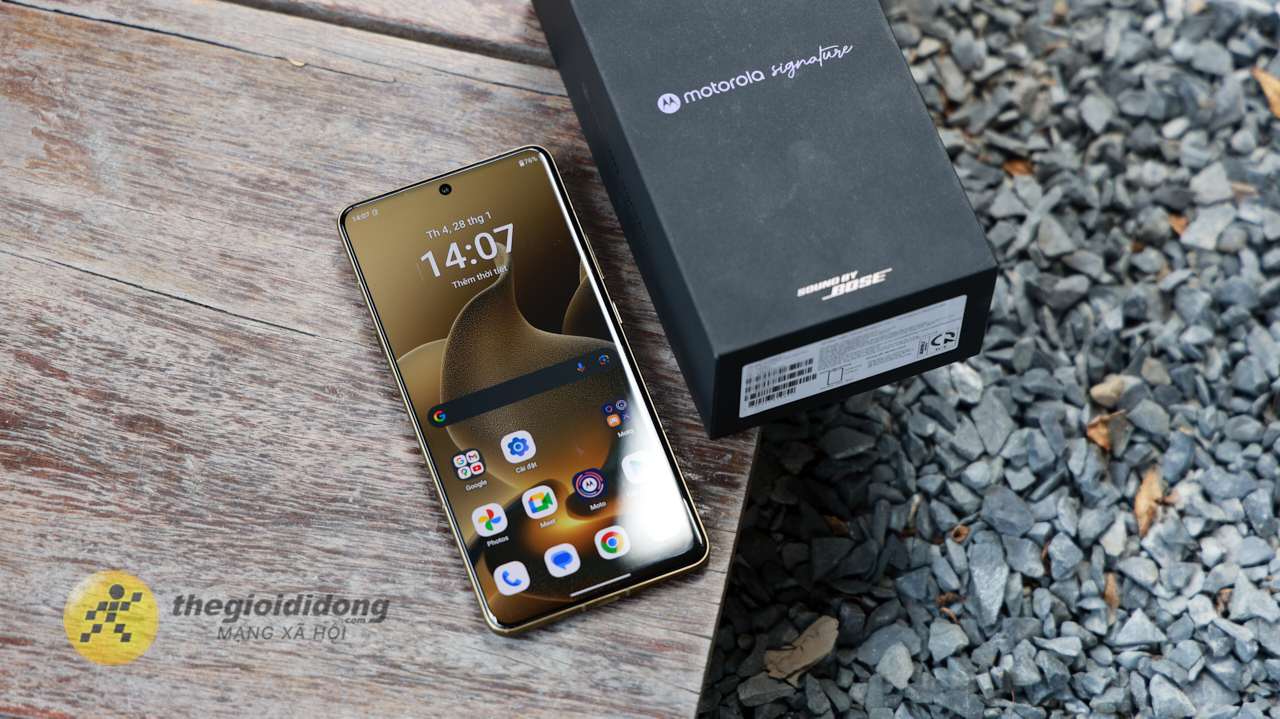 Mở hộp và trên tay motorola Signature