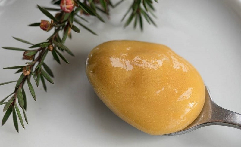 Pha mật ong Manuka với nước ấm Pha mật ong Manuka với nước ấm