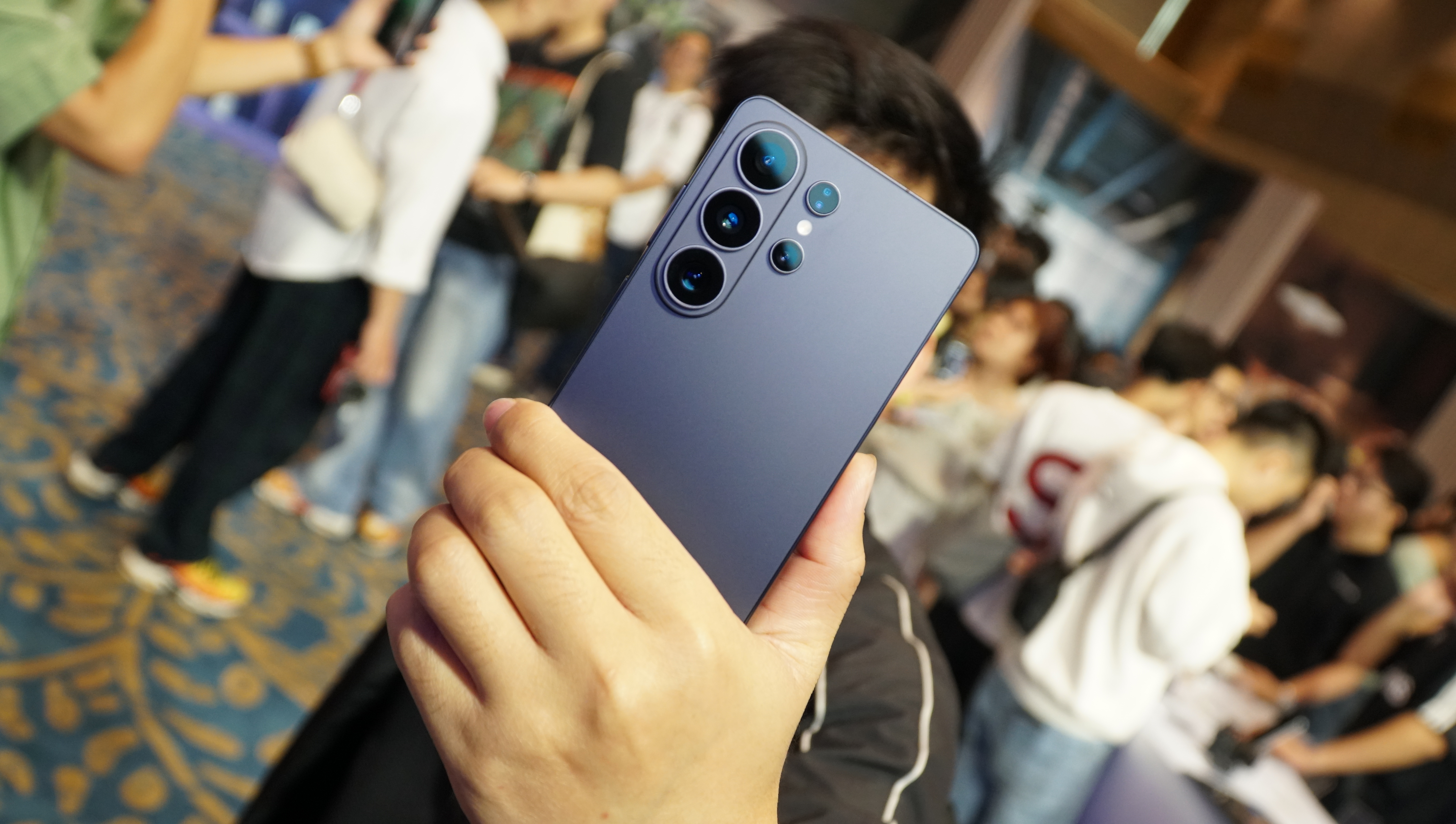 Cách bật tính năng chống nhìn trộm trên Galaxy S26 Series