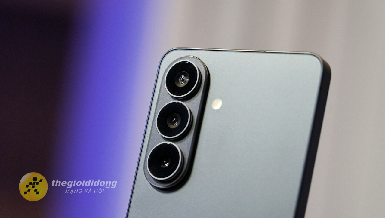 Trên tay nhanh Samsung Galaxy S26: Màn hình lớn hơn 6.3 inch, pin 4.300 mAh vẫn sạc 25 W Trên tay nhanh Samsung Galaxy S26: Màn hình lớn hơn 6.3 inch, pin 4.300 mAh vẫn sạc 25 W