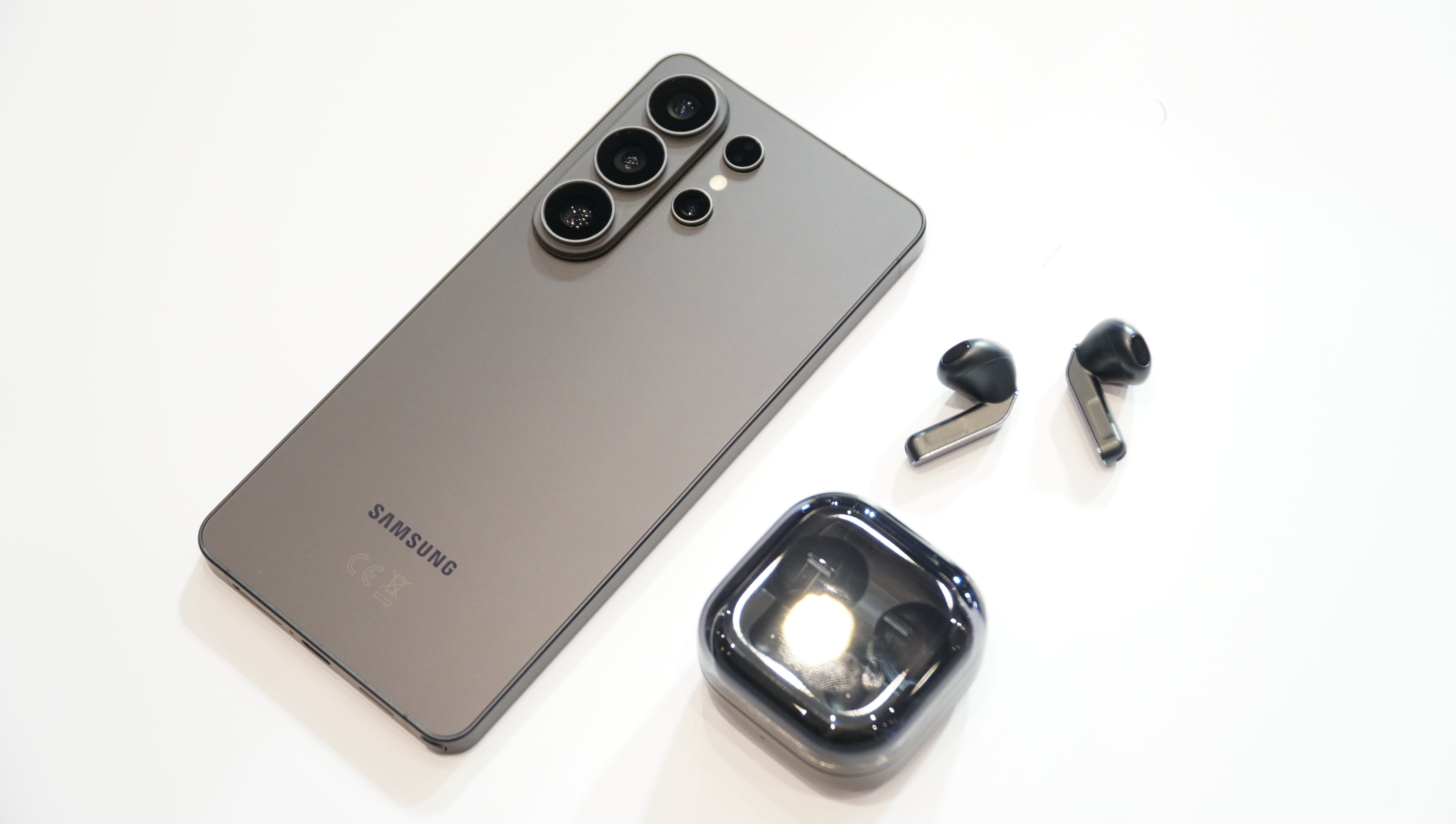 Bộ đ&ocirc;i Galaxy Buds 4 v&agrave; Samsung Galaxy S26 Ultra