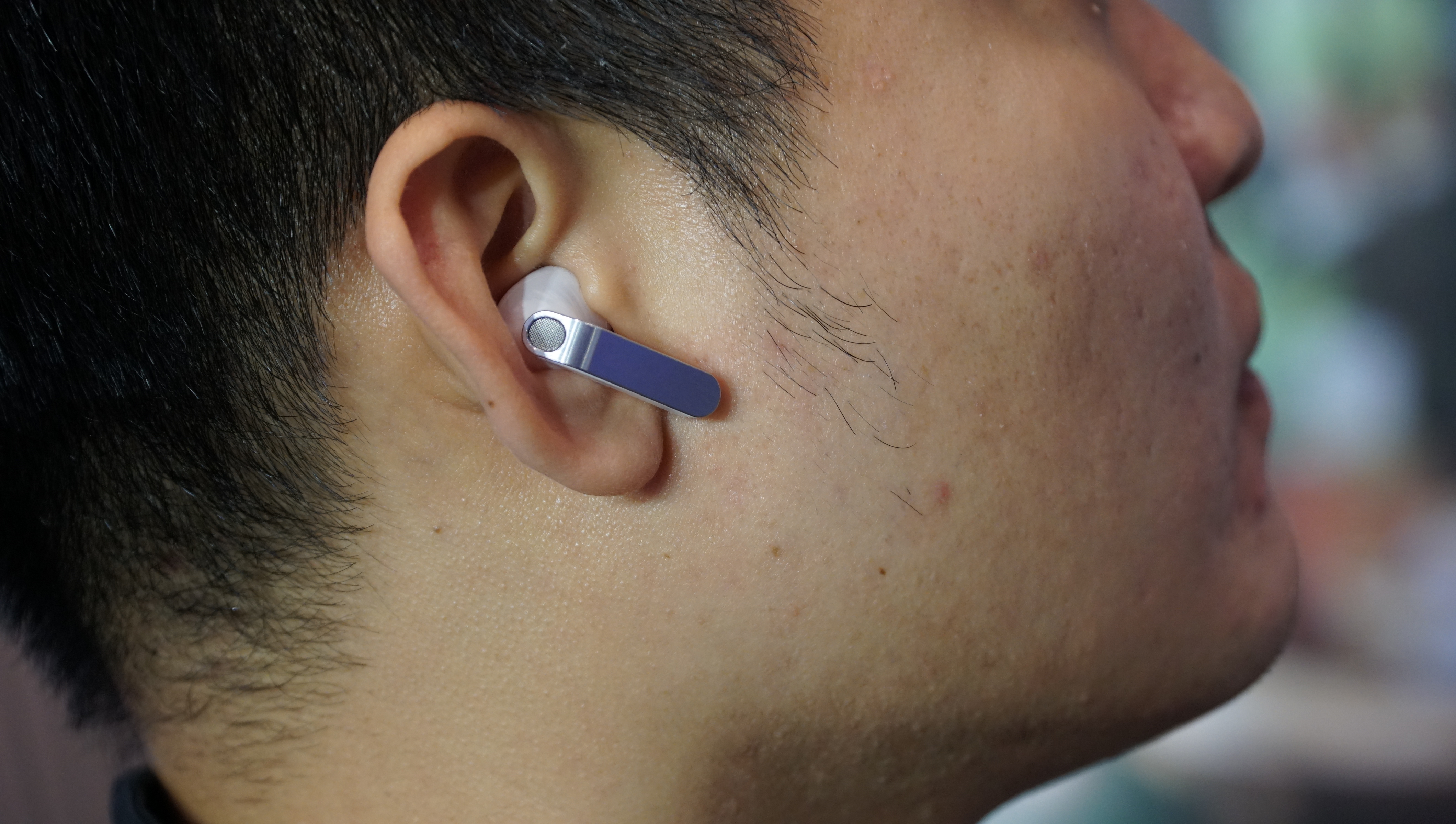 Galaxy Buds 4 khi đeo l&ecirc;n tai