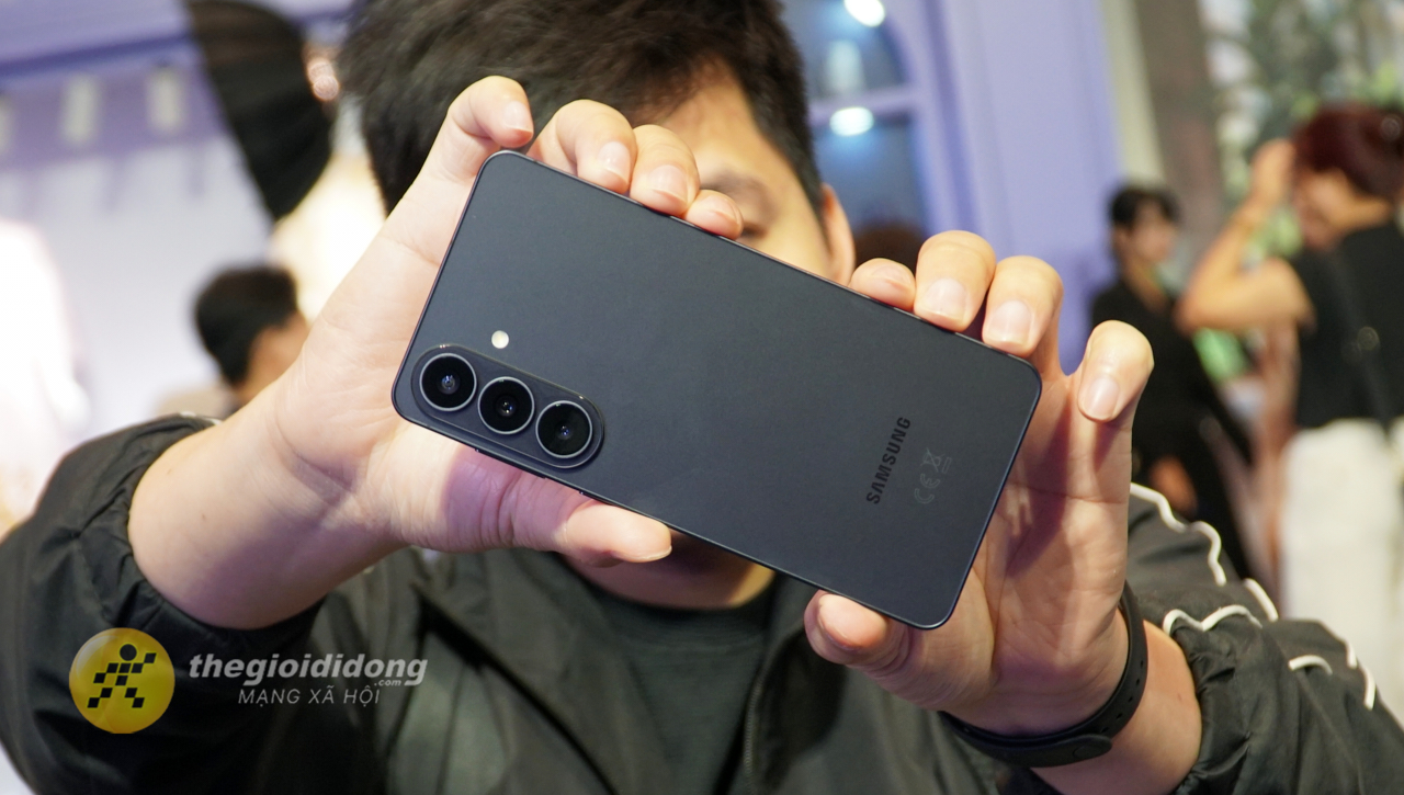 Trên tay nhanh Samsung Galaxy S26 Plus: Cụm camera thay đổi, chip Exynos 2600 (2 nm)