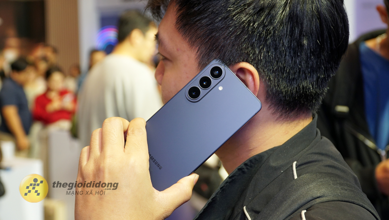 Trên tay nhanh Samsung Galaxy S26 Plus: Cụm camera thay đổi, chip Exynos 2600 (2 nm)