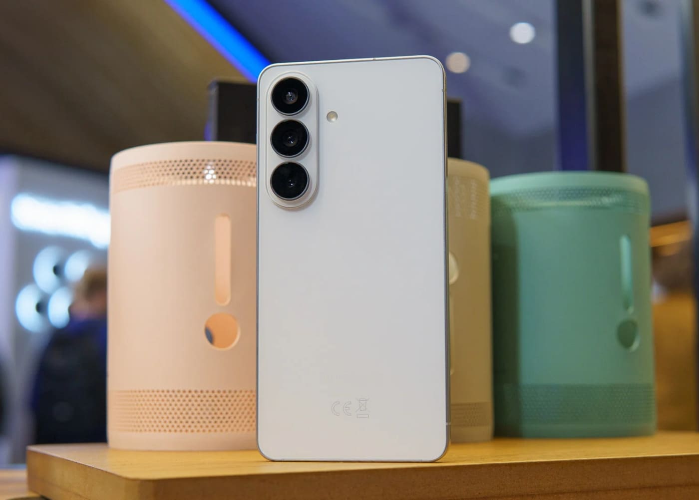 Samsung Galaxy màu Trắng Classic tinh khôi và hiện đại