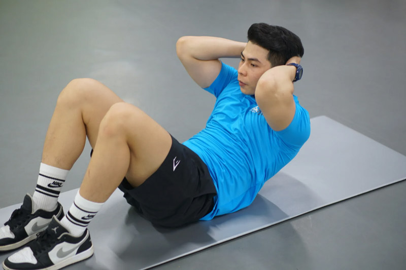 Gập bụng giúp định hình cơ bụng trên và tăng sức mạnh vùng core