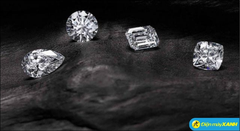 Moissanite thực chất là một loại khoáng vật có tên gọi hóa học là Silicon Carbi de (SiC)