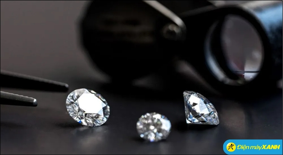 Để tạo ra một viên Moissanite chất lượng cao, phải mô phỏng lại điều kiện nhiệt độ và áp suất cực lớn trong lòng đất