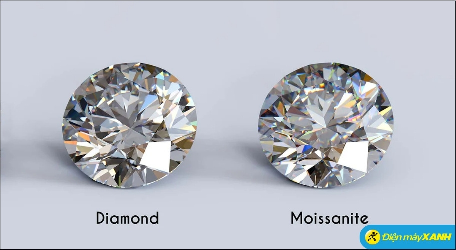 Một trong những cách đơn giản nhất để nhận biết Moissanite là quan sát hiệu ứng chiết suất kép qua các cạnh giác cắt