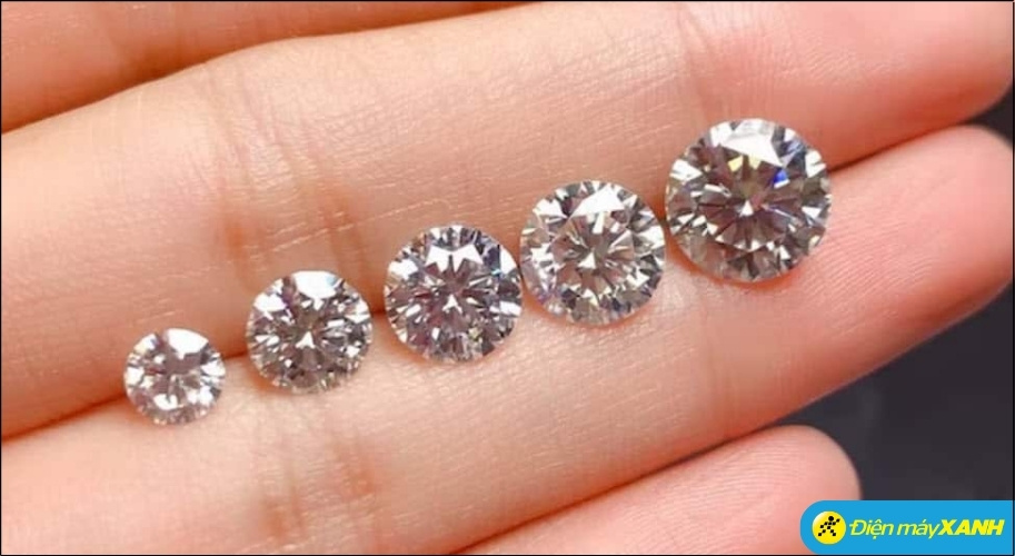 Về mặt kinh tế, Moissanite chỉ có giá bằng khoảng 1/10 so với một viên kim cương có cùng kích thước và chất lượng
