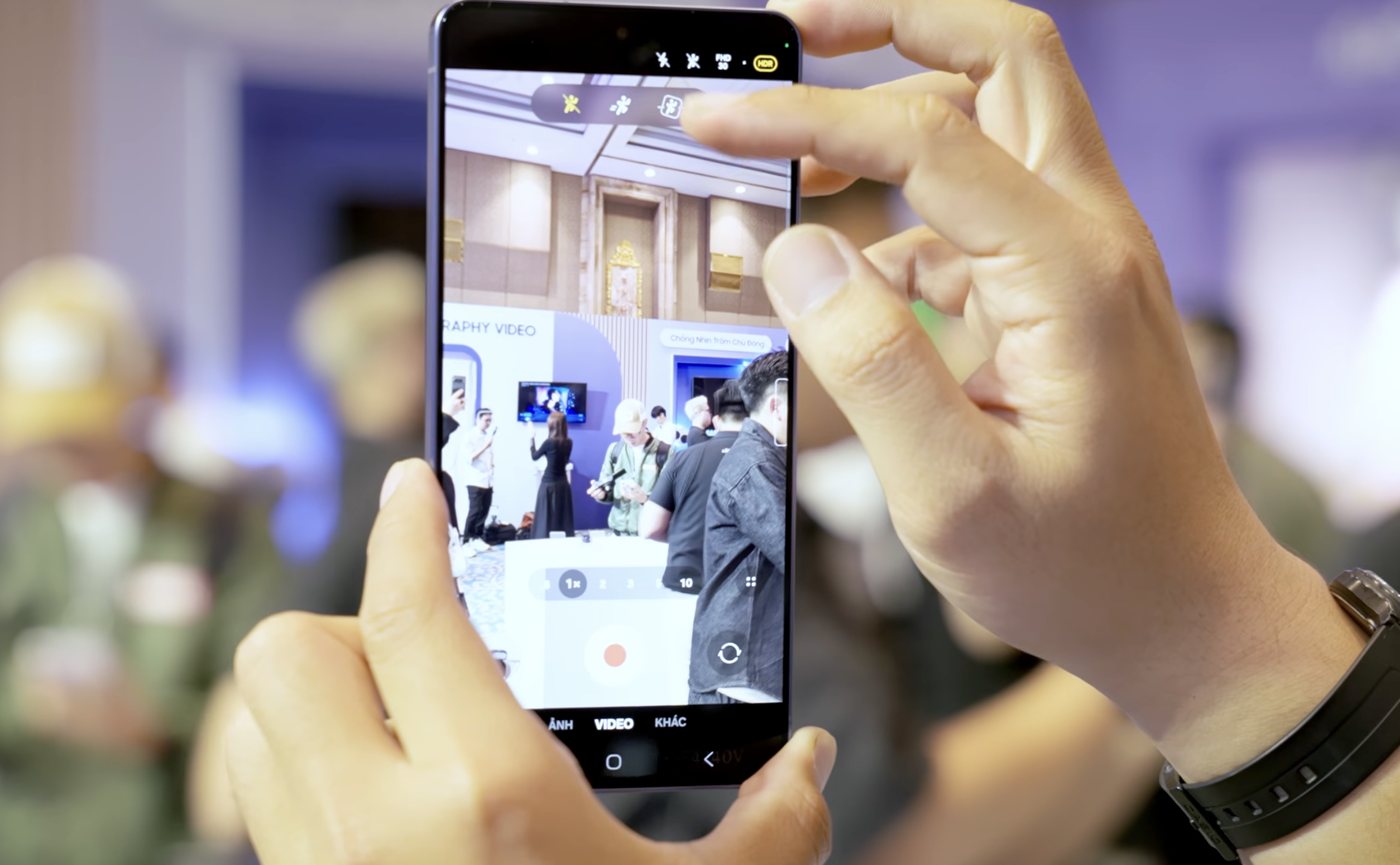 Bấm v&agrave;o biểu tượng h&igrave;nh người > Bấm tiếp v&agrave;o biểu tượng h&igrave;nh người b&ecirc;n trong &ocirc; vu&ocirc;ng