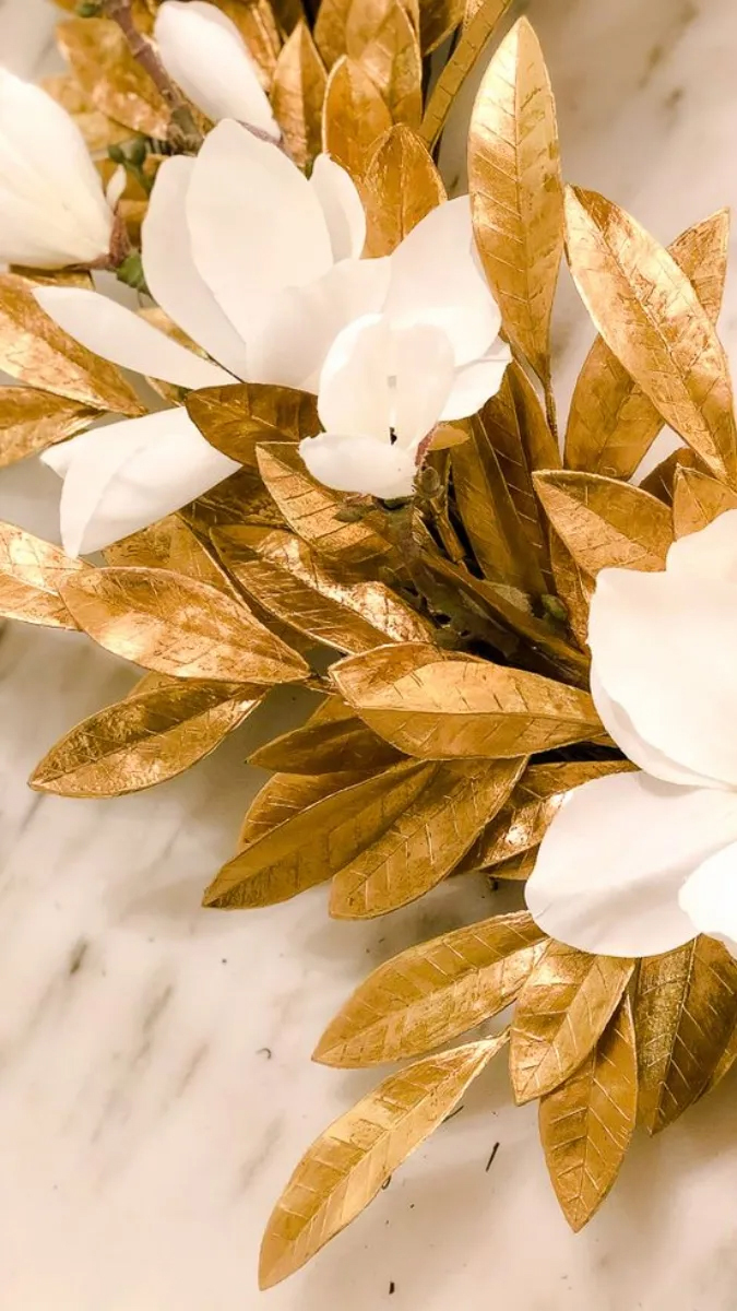 Chọn nguyệt quế mạ vàng hoặc tông đỏ rực để tăng vượng khí, tránh xanh lá thuần dễ khắc mệnh Thổ.