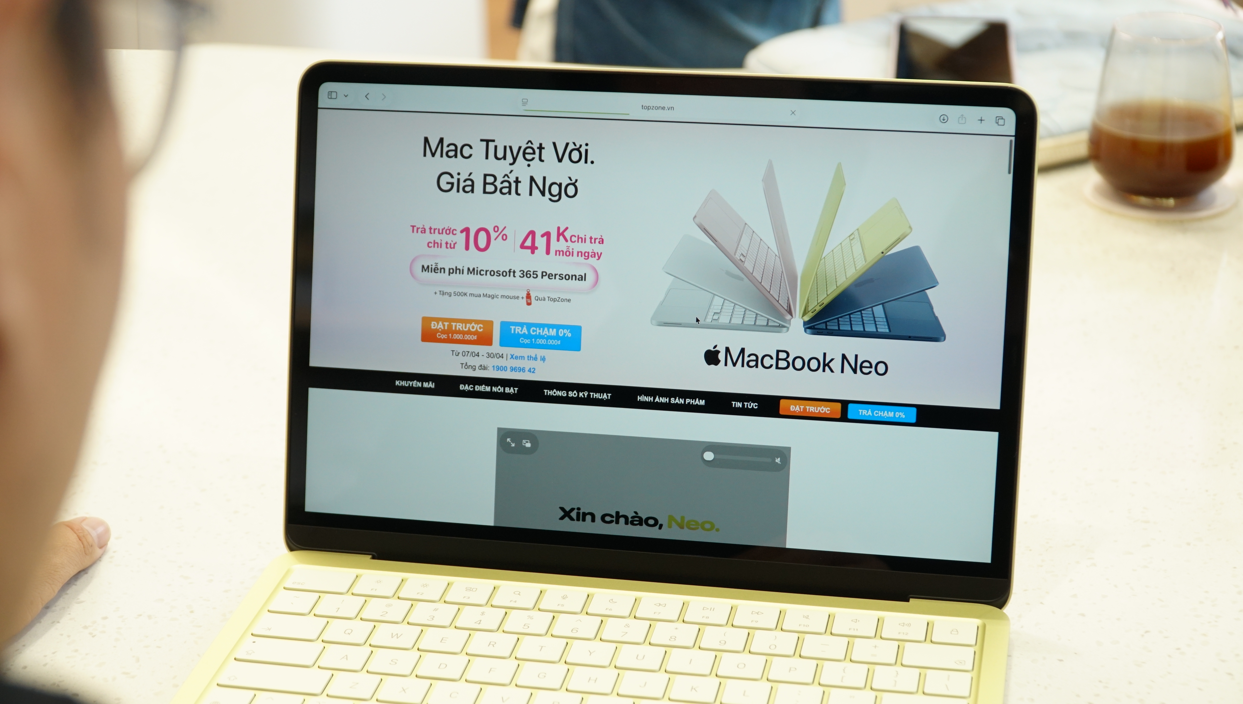Hình ảnh thực tế màn hình MacBook Neo