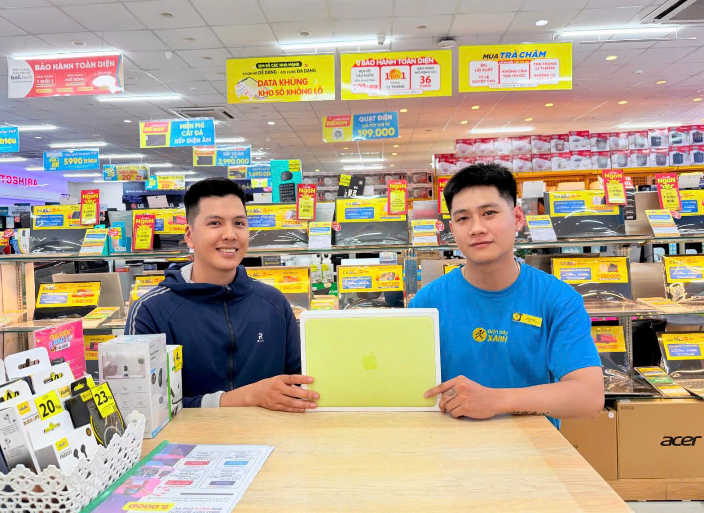 Hình thực tế trên tay MacBook Neo tại Thế Giới Di Động