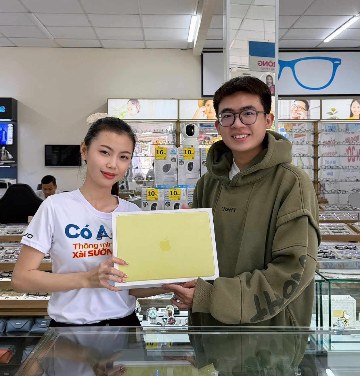 Hình ảnh thực tế khách hàng mua MacBook Neo tại TGDĐ