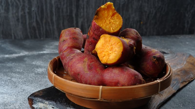 Người có bệnh lý về thận, tiêu hoá kém nên hạn chế ăn khoai lang