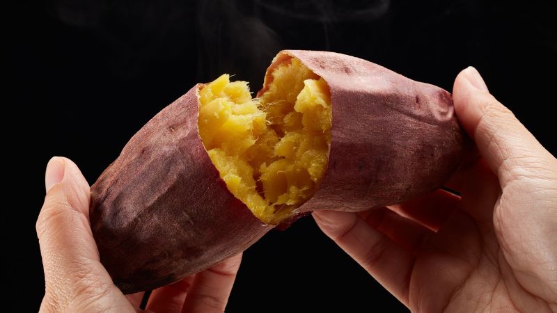 Mỗi ngày bạn nên ăn 150-200 gram khoai lang, tương đương 1 củ nhỏ giúp bổ sung chất xơ, vitamin và khoáng chất