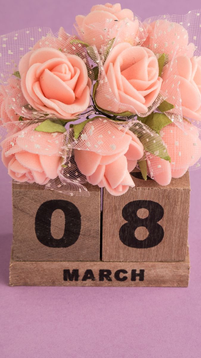 Hình nền 8/3 phong cách chibi đáng yêu với màu sắc tươi sáng, icon vui nhộn mang lại cảm giác tích cực