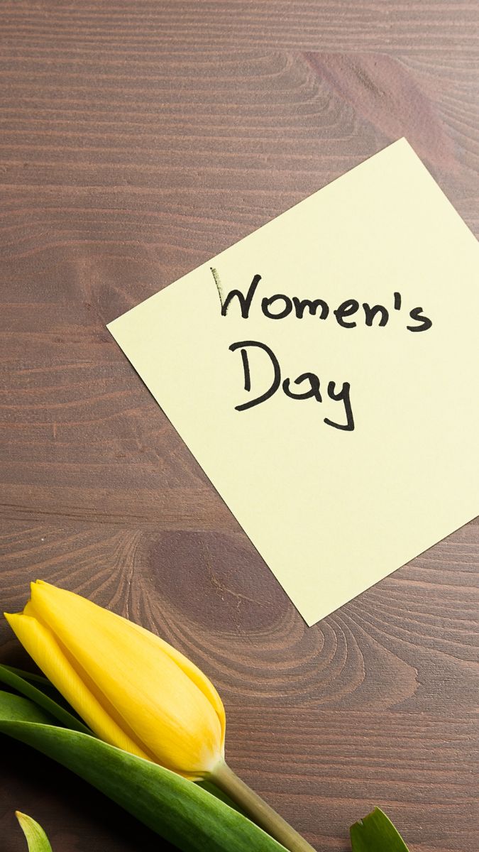 Hình nền 8/3 phong cách chibi đáng yêu với màu sắc tươi sáng, icon vui nhộn mang lại cảm giác tích cực