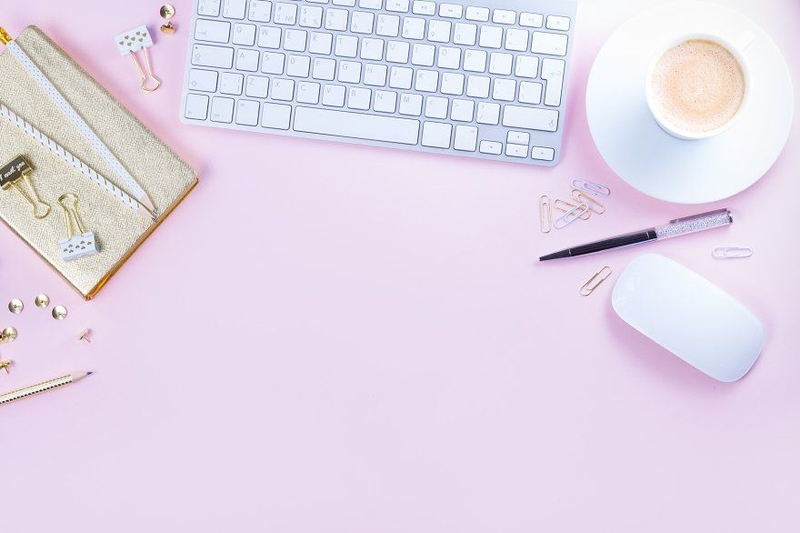 Background 8/3 Full HD sắc nét với tone đỏ, hồng, xanh và hộp quà, phù hợp làm banner, slide, poster