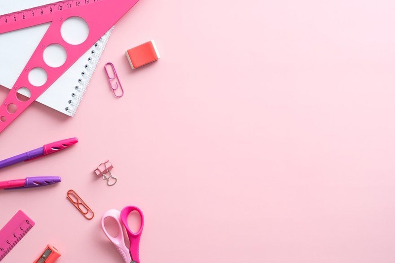 Background 8/3 Full HD sắc nét với tone đỏ, hồng, xanh và hộp quà, phù hợp làm banner, slide, poster