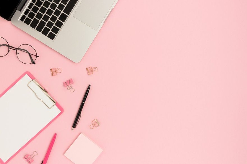 Background 8/3 Full HD sắc nét với tone đỏ, hồng, xanh và hộp quà, phù hợp làm banner, slide, poster