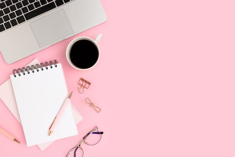 Background 8/3 Full HD sắc nét với tone đỏ, hồng, xanh và hộp quà, phù hợp làm banner, slide, poster