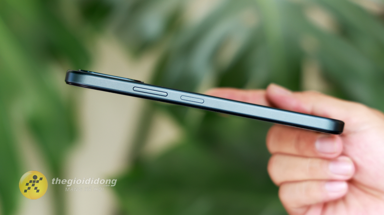 Trên tay OPPO A6: Thiết kế bền bỉ với IP69, viên pin lớn 7.000 mAh và sạc nhanh 45W