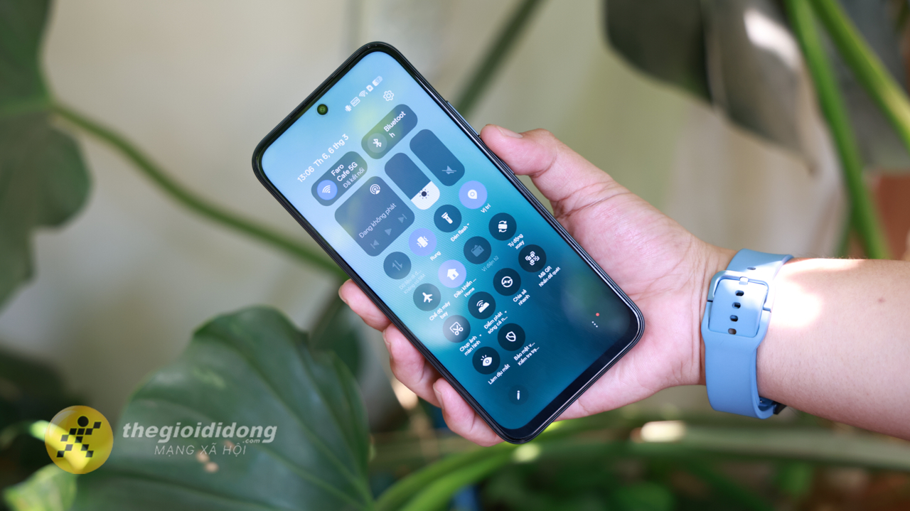 Trên tay OPPO A6: Thiết kế bền bỉ với IP69, viên pin lớn 7.000 mAh và sạc nhanh 45W