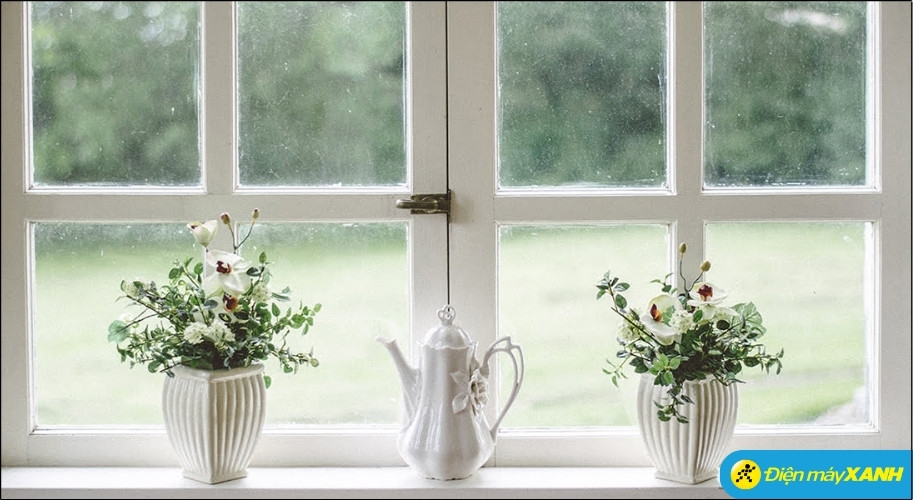 Nếu yêu thích cây xanh, bạn có thể cân bằng bằng cách trồng chúng trong chậu màu trắng, xám