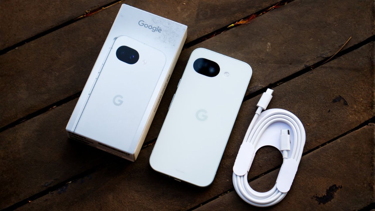 Trên tay Google Pixel 10a: Thiết kế giữ nguyên, chip Tensor G4, nâng cấp sạc nhanh 30 W