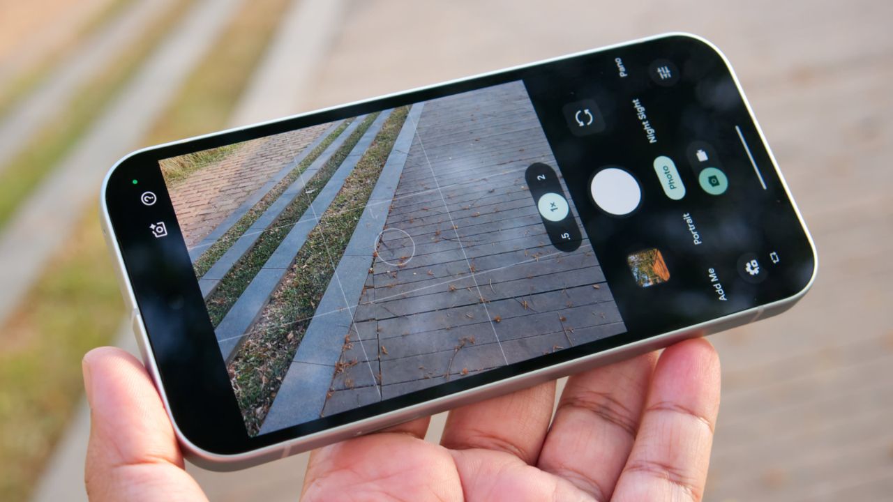 Trên tay Google Pixel 10a: Thiết kế giữ nguyên, chip Tensor G4, nâng cấp sạc nhanh 30 W