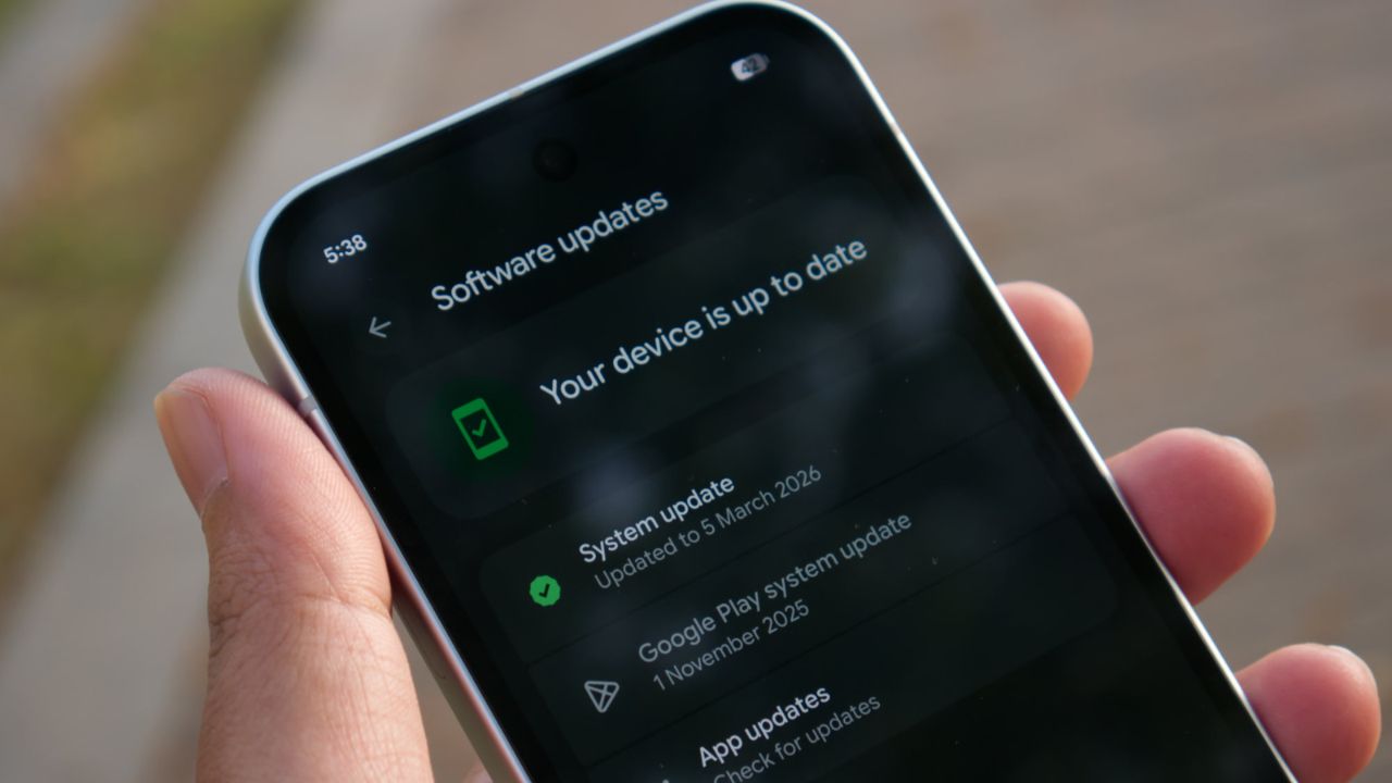 Trên tay Google Pixel 10a: Thiết kế giữ nguyên, chip Tensor G4, nâng cấp sạc nhanh 30 W