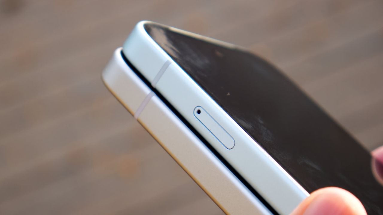 Trên tay Google Pixel 10a: Thiết kế giữ nguyên, chip Tensor G4, nâng cấp sạc nhanh 30 W