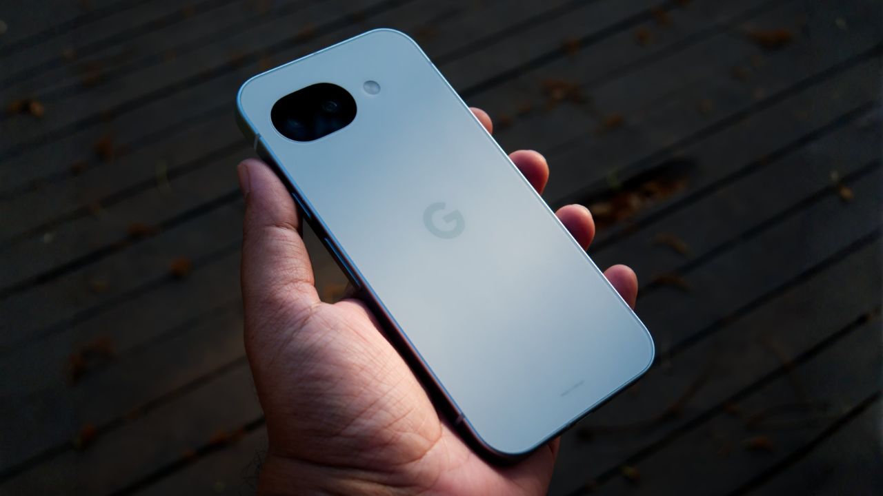 Trên tay Google Pixel 10a: Thiết kế giữ nguyên, chip Tensor G4, nâng cấp sạc nhanh 30 W