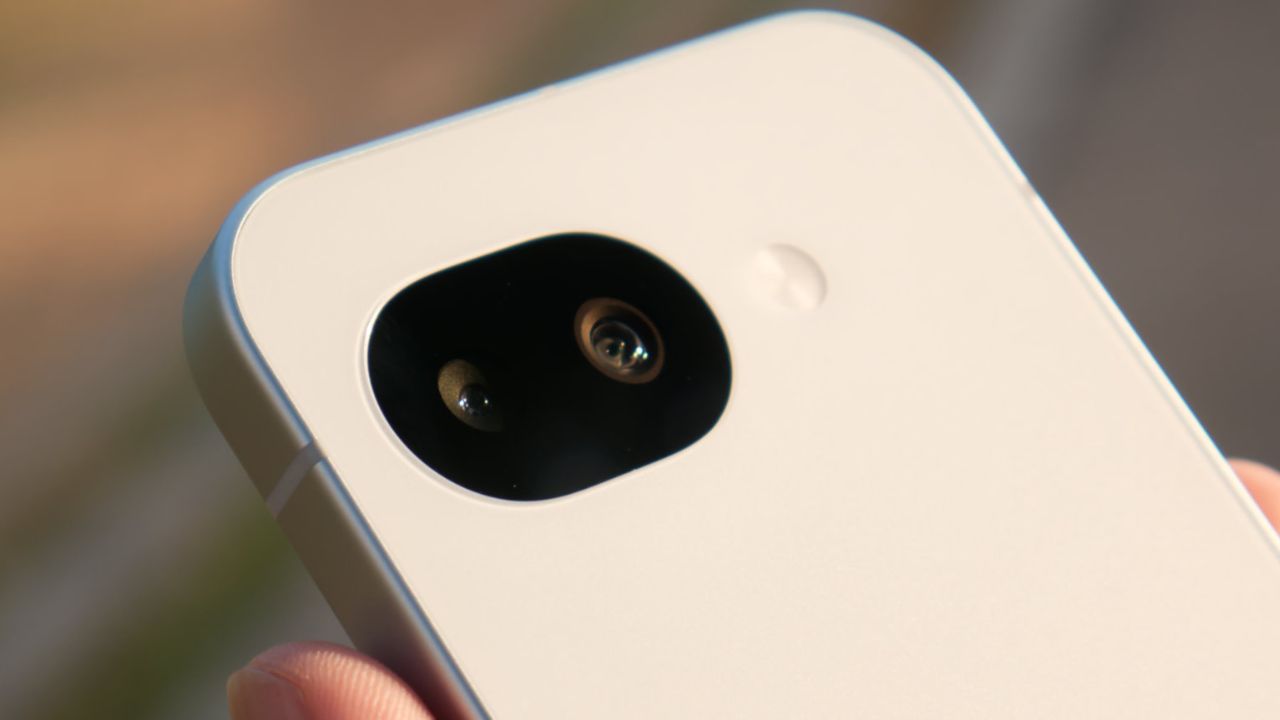 Trên tay Google Pixel 10a: Thiết kế giữ nguyên, chip Tensor G4, nâng cấp sạc nhanh 30 W