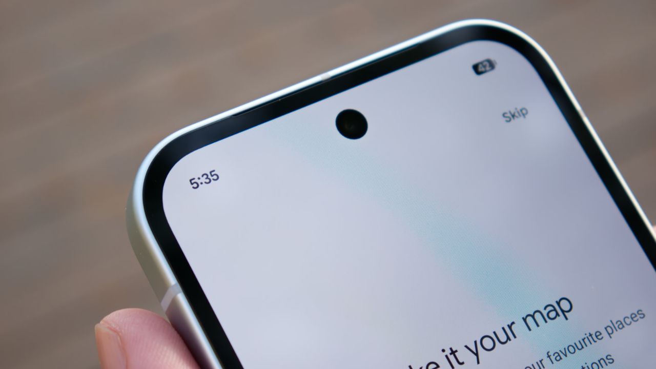 Trên tay Google Pixel 10a: Thiết kế giữ nguyên, chip Tensor G4, nâng cấp sạc nhanh 30 W