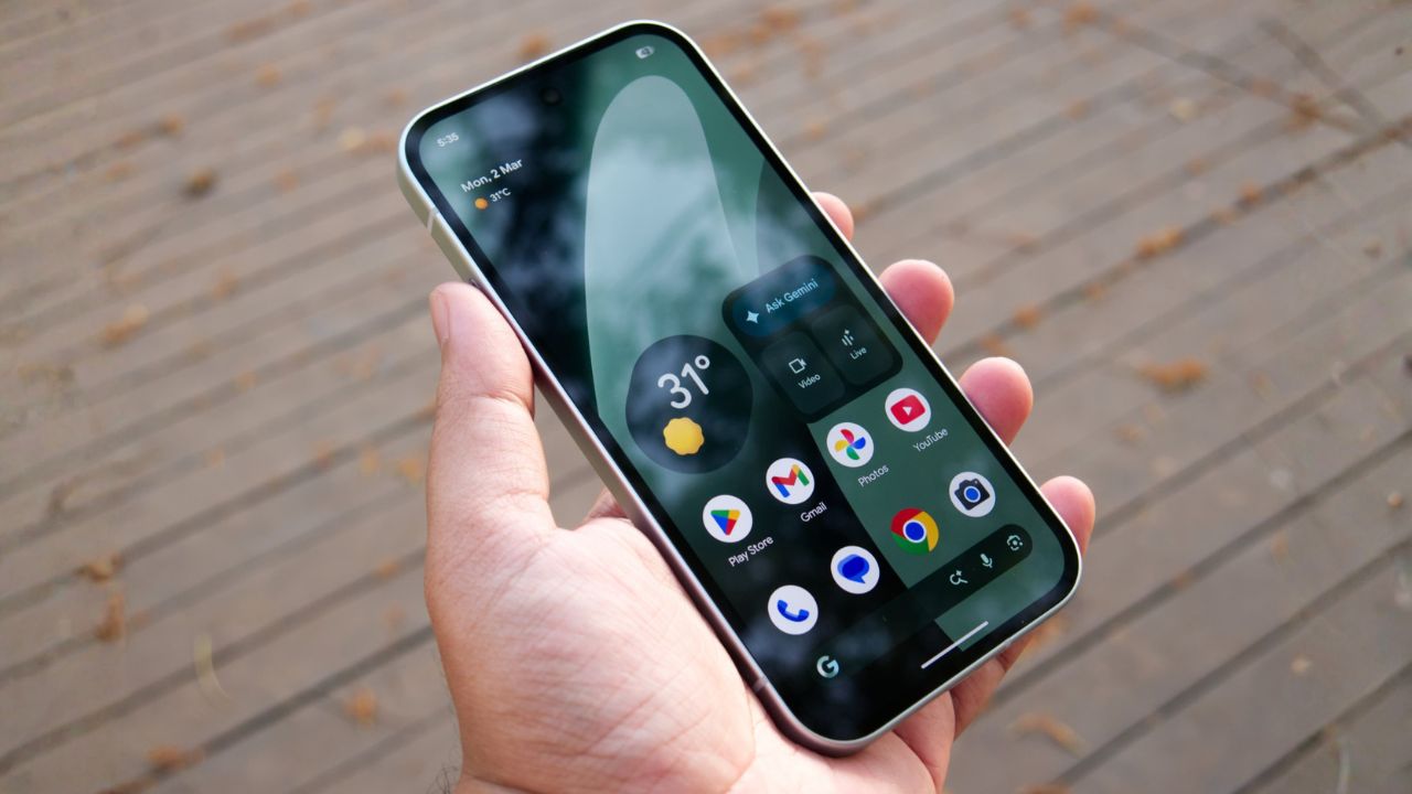 Trên tay Google Pixel 10a: Thiết kế giữ nguyên, chip Tensor G4, nâng cấp sạc nhanh 30 W