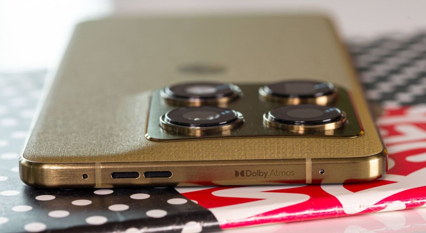 motorola Signature có thiết kế mặt lưng da sành điệu