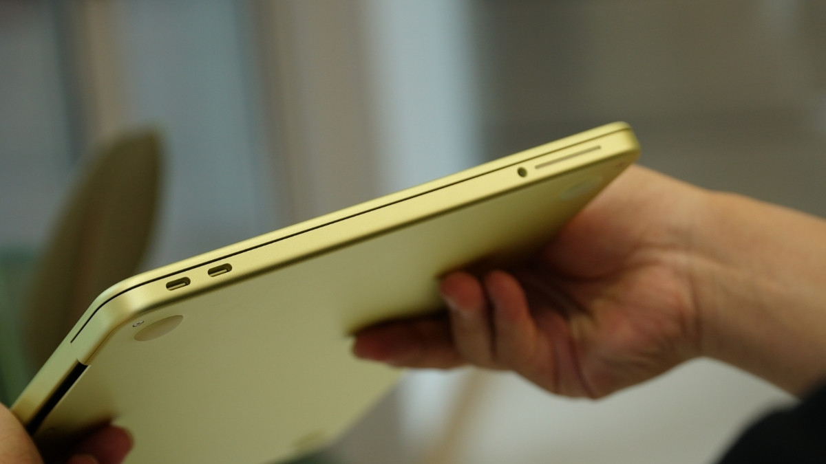 Cổng kết nối tr&ecirc;n MacBook Neo