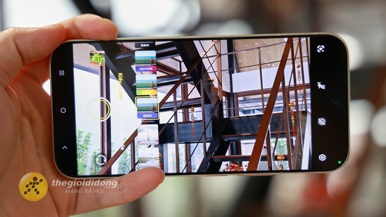 Trên tay vivo V70: Thiết kế cao cấp, mỏng nhẹ pin 6.500 và hệ thống camera Zeiss