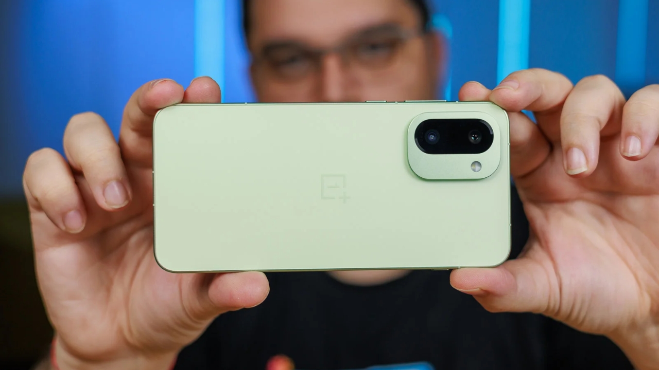 Trên tay OnePlus 15R: Snapdragon 8 Gen 5, pin lớn 7.400 mAh, nhưng thiết kế hơi 