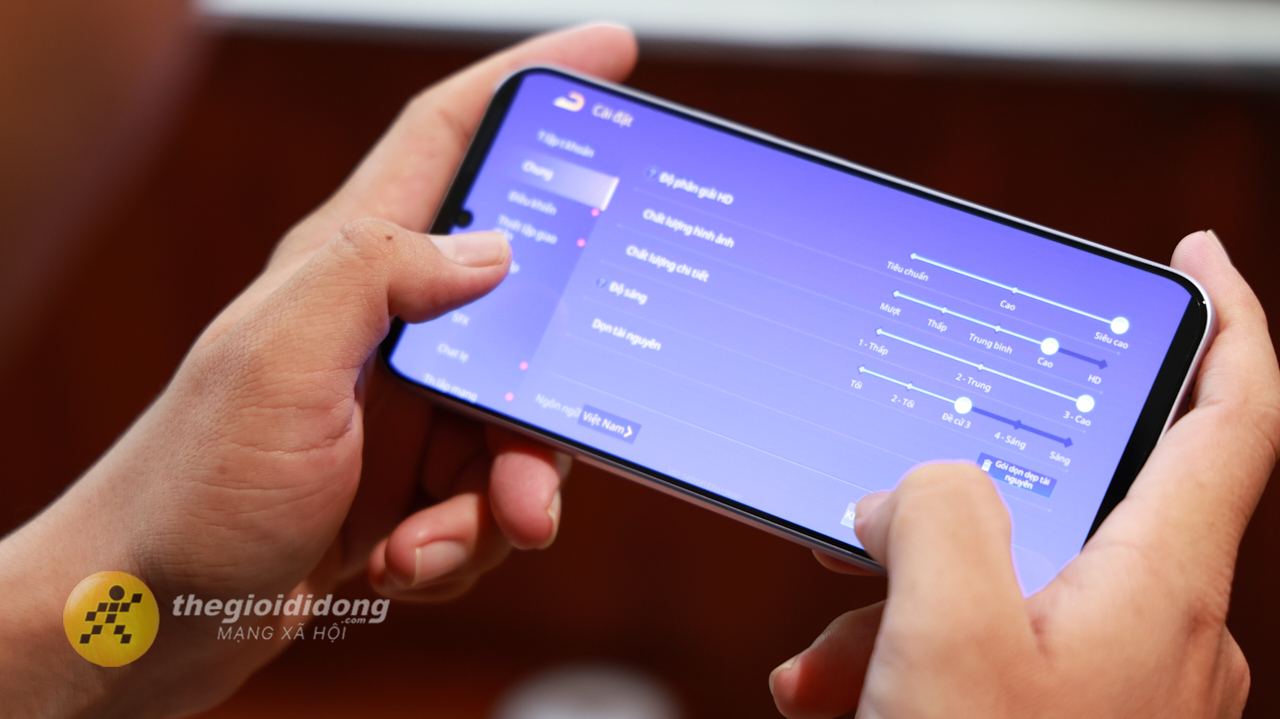 Trên tay vivo V70 FE: Thiết kế đẹp mắt, chip Dimensity 7360, pin 7.000 và sạc nhanh 90W