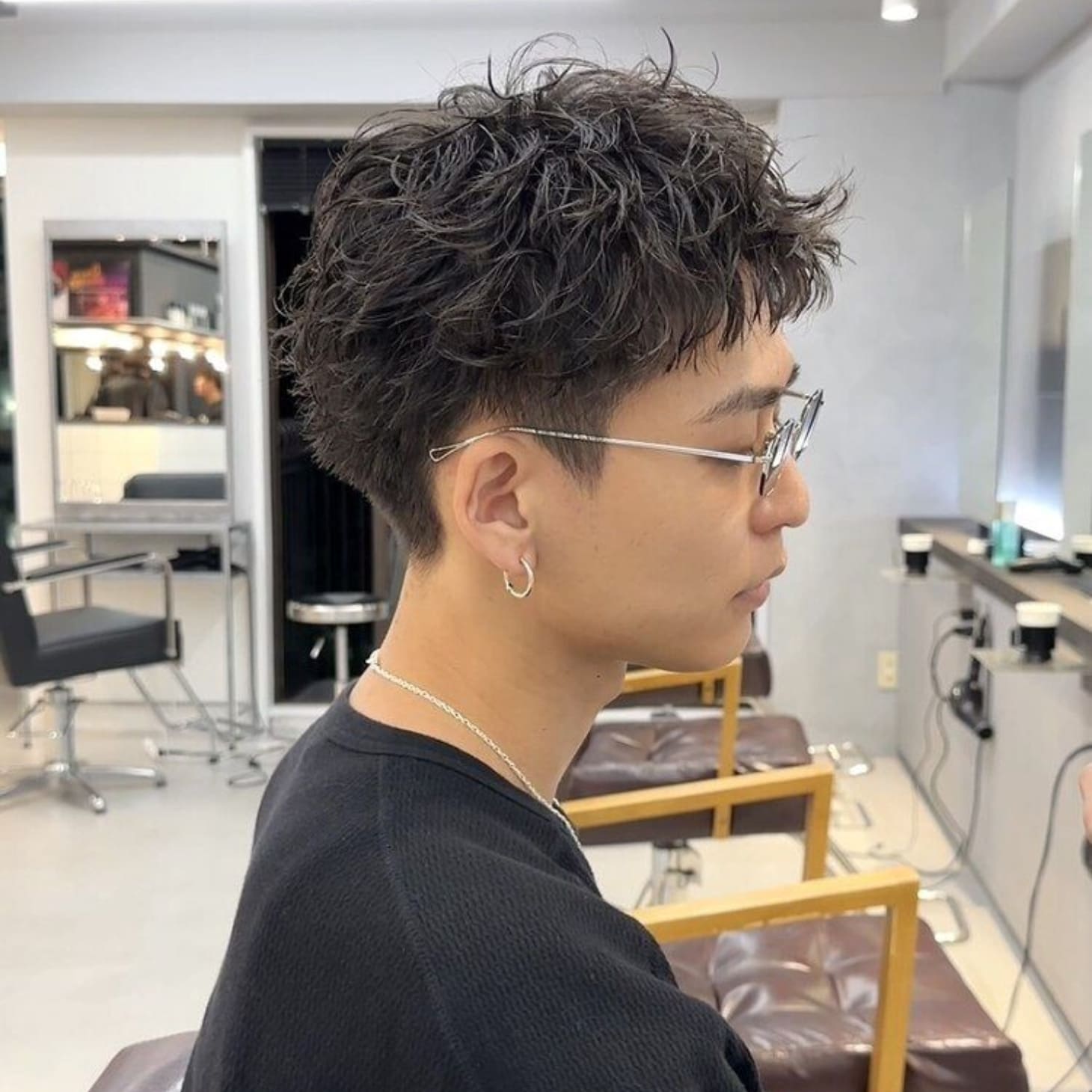 Tóc uốn Premlock ngắn khiến khuôn mặt trông nhỏ hơn nhờ những lọn tóc xoăn tít