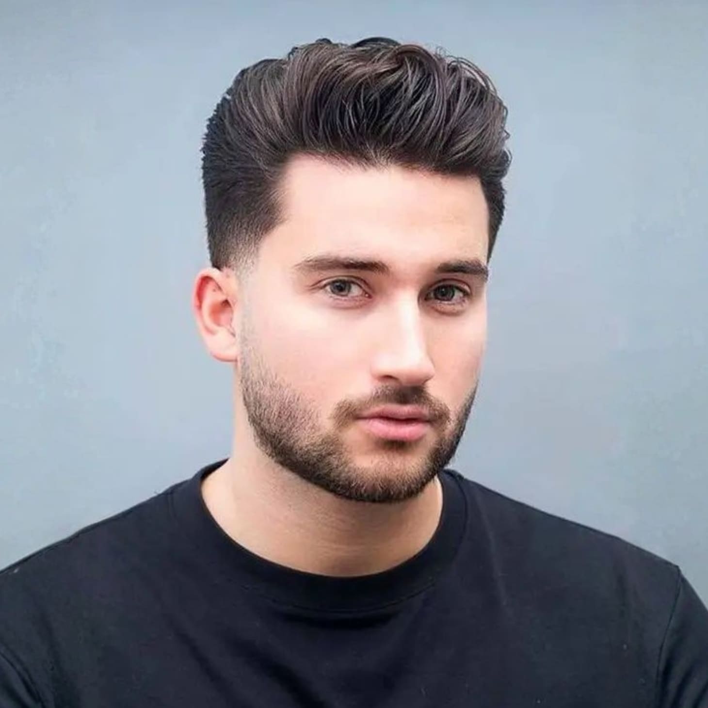 Tóc vuốt dựng giúp kéo dài tỉ lệ nam mặt tròn