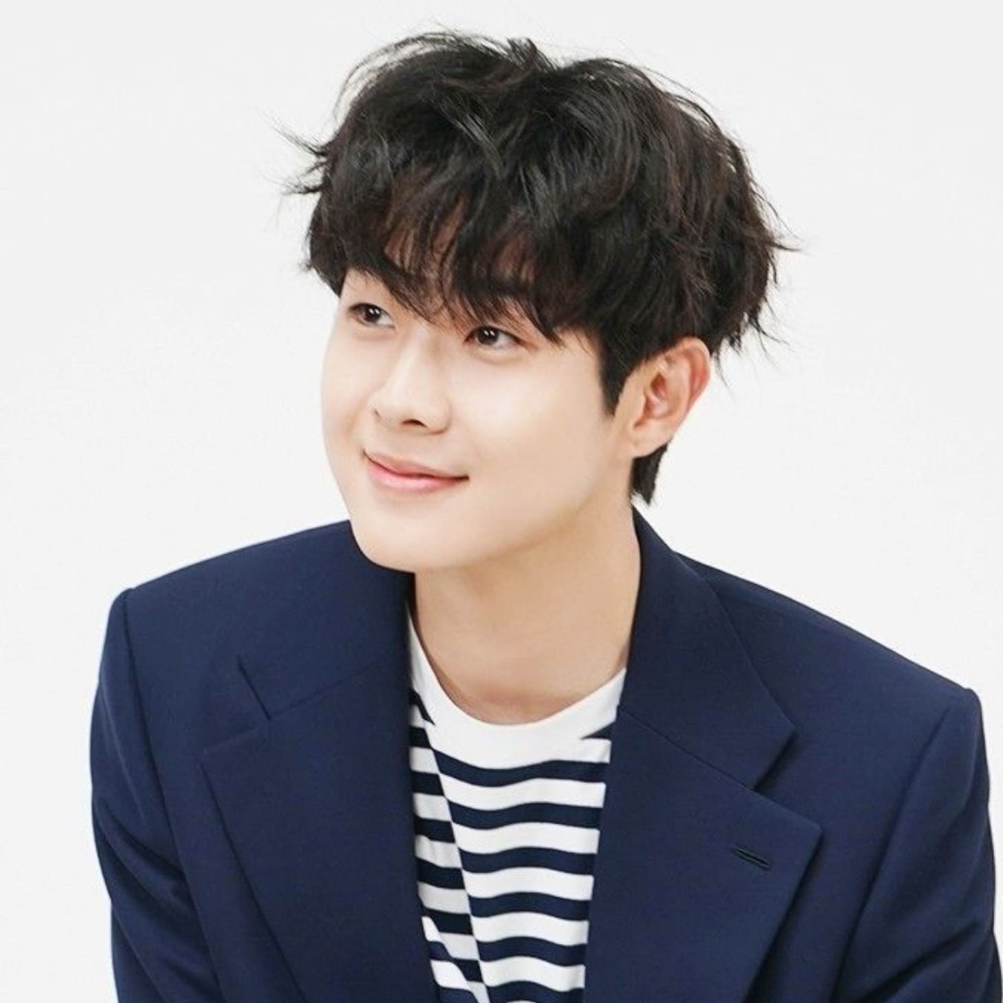 Tóc layer uốn nhẹ tạo độ bồng bềnh và nghệ sĩ cho người sở hữu