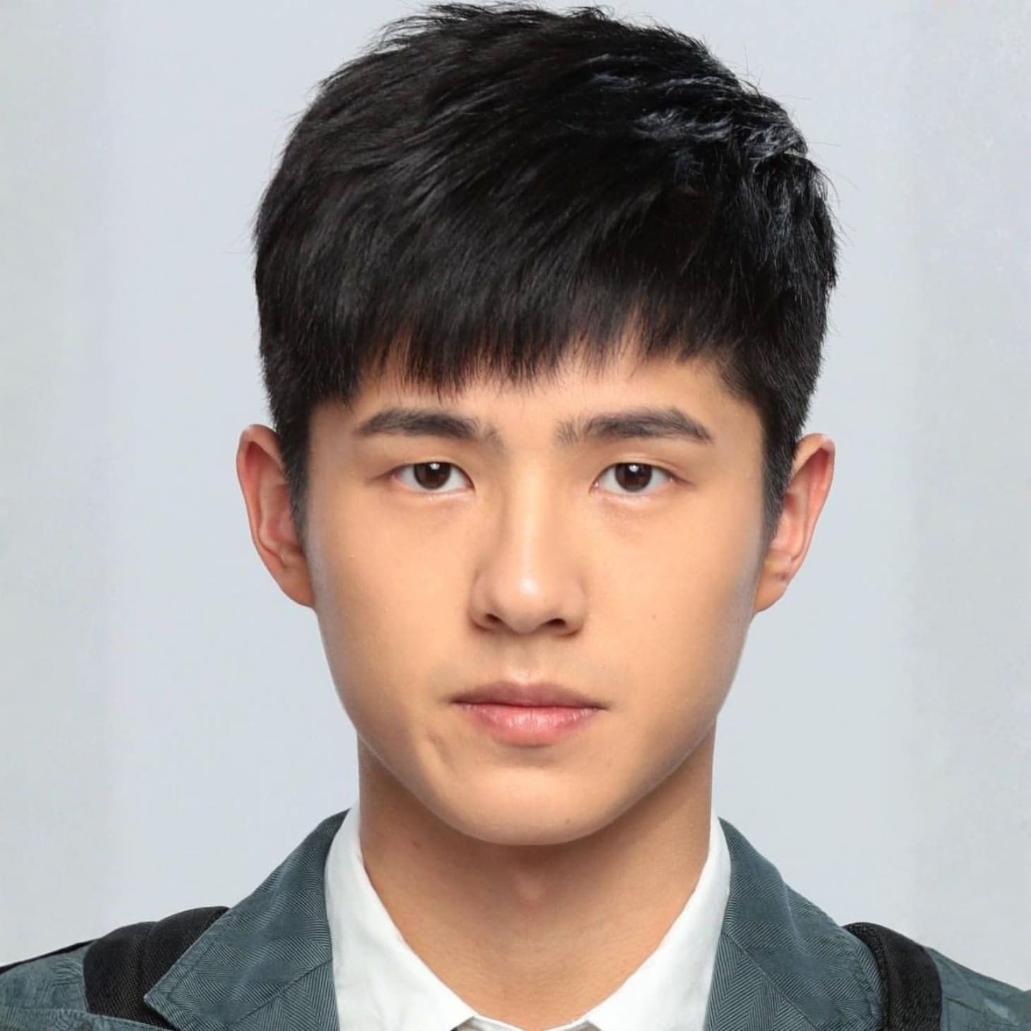 Tóc mái ngố tỉa layer phù hợp cho nam mặt tròn