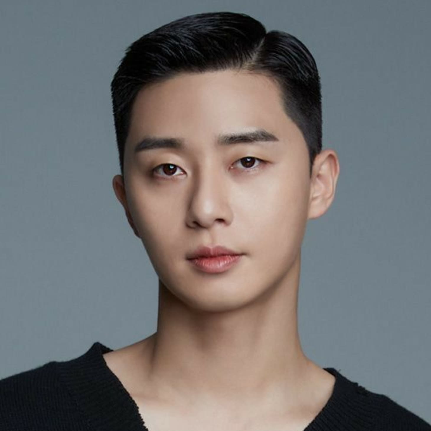 Tóc slicked back cổ điển gọn gàng cho nam mặt tròn